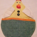 Tyúkanyó, falra akasztható tároló, Dekoráció, Konyhafelszerelés, Otthon, lakberendezés, Patchwork, foltvarrás, Varrás, Tyúkanyó, falra akasztható tároló


Falra akasztható tyúkanyó, melynek zsebében húsvéti szalvétát, f..., Meska