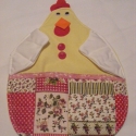 Tyúkanyó, falra akasztható tároló, Dekoráció, Konyhafelszerelés, Otthon, lakberendezés, Patchwork, foltvarrás, Varrás, Tyúkanyó, falra akasztható tároló


Falra akasztható tyúkanyó, melynek zsebében húsvéti szalvétát, f..., Meska