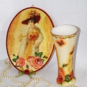 Női nosztalgiamintával dekorált üvegváza és falikép  !, Otthon, lakberendezés, Dekoráció, Kaspó, virágtartó, váza, korsó, cserép, Falikép, Decoupage, szalvétatechnika, Női nosztalgiamintával dekorált üvegváza és falikép (fából),rózsákkal díszítve! 
Váza méretei: 19cm ..., Meska