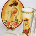 Női nosztalgiamintával dekorált üvegváza és falikép  !, Otthon, lakberendezés, Dekoráció, Kaspó, virágtartó, váza, korsó, cserép, Falikép, Decoupage, szalvétatechnika, Női nosztalgiamintával dekorált üvegváza és falikép (fából),rózsákkal díszítve! 
Váza méretei: 19cm ..., Meska