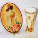 Női nosztalgiamintával dekorált üvegváza és falikép  !, Otthon, lakberendezés, Dekoráció, Kaspó, virágtartó, váza, korsó, cserép, Falikép, Decoupage, szalvétatechnika, Női nosztalgiamintával dekorált üvegváza és falikép (fából),rózsákkal díszítve! 
Váza méretei: 19cm ..., Meska