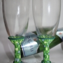 Zöld pezsgős pohár, Konyhafelszerelés, Otthon, lakberendezés, Mindenmás, Gyurma, Üvegművészet, Pezsgős poharak hőre keményedő gyurma mintával díszítve. A pohár magassága 16 cm, a minta hossza 5 c..., Meska
