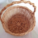 fonott kosárka, Táska, Kosárka, Fonás (csuhé, gyékény, stb.), fonott kosárka, melynek méretei: felső rész átmérője 19 cm, alsó rész átmérője 14 cm, füle körben 36..., Meska