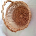 fonott kosárka, Táska, Kosárka, Fonás (csuhé, gyékény, stb.), fonott kosárka, melynek méretei: felső rész átmérője 19 cm, alsó rész átmérője 14 cm, füle körben 36..., Meska