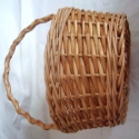 fonott kosárka, Táska, Kosárka, Fonás (csuhé, gyékény, stb.), fonott kosárka, melynek méretei: felső rész átmérője 19 cm, alsó rész átmérője 14 cm, füle körben 36..., Meska