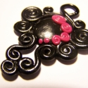 Barokk medál I., Ékszer, óra, Medál, Süthető gyurmából készült, kb. 5 cm-es elegáns fekete-lila spirálos barokk medál.  

Személyes átvét..., Meska