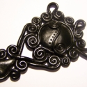 Barokk medál IV., Ékszer, óra, Medál, Süthető gyurmából készült, kb. 8,5*6 cm-es elegáns fekete spirálos barokk medál.  

Személyes átvéte..., Meska
