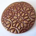 Virág mandala medál I., Ékszer, óra, Medál, Süthető gyurmából készült, kb. 4,5 cm átmérőjű mandala medál.
Fülbevaló is rendelhető.

Személyes át..., Meska