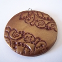 Csipkés medál I., Ékszer, óra, Medál, Süthető gyurmából készült, kb. 4,5 cm átmérőjű mandala medál.
Fülbevaló is rendelhető.

Személyes át..., Meska