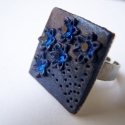 Kék virágos-swarovski köves gyűrű, Ékszer, óra, Gyűrű, Süthető, csillámló kék gyurmából készült virágos gyűrű 5db kék swarovski kővel állítható gyűrűalapon..., Meska