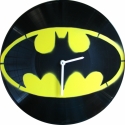 Bakelit Óra Batman - MarNemSoul Collection, Dekoráció, Otthon, lakberendezés, Férfiaknak, Falióra, Festészet, Újrahasznosított alapanyagból készült termékek, Régi, nem használatos bakelitlemezből készítettem. A festmény rajta street art stílusú, stencil-tech..., Meska