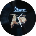 Bakelit Óra Vespa - MarNemSoul Collection, Dekoráció, Otthon, lakberendezés, Férfiaknak, Falióra, Festészet, Újrahasznosított alapanyagból készült termékek, Régi, nem használatos bakelitlemezből készítettem. A festmény rajta street art stílusú, stencil-tech..., Meska