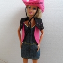 Cowgirl Barbie szett Rózsaszín-Fekete, Játék, Ruha, divat, cipő, Baba játék, Mindenmás, Varrás, Igazi vagány Barbie babák számára készített Western stílusú Kalap és Mellény együttes.
Ezúttal rózsa..., Meska