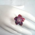 Lila virág swarovski gyűrű, Ékszer, óra, Gyűrű, Ékszerkészítés, Gyöngyfűzés,  Virág alakú 4 mm-es swarovski bicone-ból és swarovski szívből fűzött gyűrű. 

A virág átmérője: 2,5..., Meska