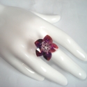 Lila virág swarovski gyűrű, Ékszer, óra, Gyűrű, Ékszerkészítés, Gyöngyfűzés,  Virág alakú 4 mm-es swarovski bicone-ból és swarovski szívből fűzött gyűrű. 

A virág átmérője: 2,5..., Meska