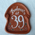 Házikó alakú utcatábla,igény szerint, Otthon, lakberendezés, Képzőművészet , Utcatábla, névtábla, Kerámia, Virágokkal díszített egyedi házszám,melyet 1000 fokon égetett agyagból készítjük.Felülete mázatlan (..., Meska
