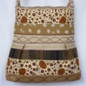 Drapp ,apró virágos válltáska, Magyar motívumokkal, Ruha, divat, cipő, Táska, Válltáska, oldaltáska, Patchwork, foltvarrás, Varrás, Drapp,bútorszövet alapanyagból készült, középrész egy-egy hajtással díszített táska.
Felső részét ny..., Meska
