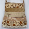 Drapp ,apró virágos válltáska, Magyar motívumokkal, Ruha, divat, cipő, Táska, Válltáska, oldaltáska, Patchwork, foltvarrás, Varrás, Drapp,bútorszövet alapanyagból készült, középrész egy-egy hajtással díszített táska.
Felső részét ny..., Meska
