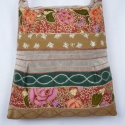 Drapp -rozsdabarna, virágos válltáska, Magyar motívumokkal, Ruha, divat, cipő, Táska, Válltáska, oldaltáska, Patchwork, foltvarrás, Varrás, Drapp,kordbársony alapanyagból készült, középrész egy-egy hajtással díszített táska.
Felső részét ny..., Meska