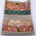 Drapp -rozsdabarna, virágos válltáska, Magyar motívumokkal, Ruha, divat, cipő, Táska, Válltáska, oldaltáska, Patchwork, foltvarrás, Varrás, Drapp,kordbársony alapanyagból készült, középrész egy-egy hajtással díszített táska.
Felső részét ny..., Meska
