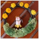 Kerekerdő lakója - liliputi egérkés tavaszi ajtódísz, Baba-mama-gyerek, Dekoráció, Otthon, lakberendezés, Húsvéti mindenféle, Mindenmás, Nemezelés, A 20 cm-es vessző alapom alját zöld mohával borítottam, ezen várakozik az édes kis nemezelt egérlány..., Meska