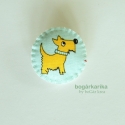 Kutyusos kitűző - sárga terrier, Ékszer, óra, Bross, kitűző, Varrás, Ékszerkészítés, Gyapjúfilcből készítettem, melyre pamutot dolgoztam rá, kézzel öltögettem ezt kedves kutyusos kitűző..., Meska