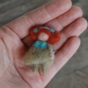 Tűnemezelt kitűző, Ékszer, óra, Bross, kitűző, Baba-és bábkészítés, Nemezelés, Picurka, puha kitűző. Tűnemezeléssel készítettem ezt az aprócska lánykát. Illik kabátra, pólóra, vag..., Meska