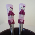 Hello Kitty-s bögre és evőeszközök ( kanál és villa süthető gyurmával díszítve), Baba-mama-gyerek, Konyhafelszerelés, Bögre, csésze, Gyurma, Kislányok és nagylányok bögrekészletéből nem hiányozhat Hello Kitty! Neked még nincs ilyen...? Itt a..., Meska