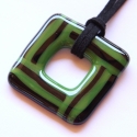 Zöld-fekete üvegékszer medál, Ékszer, óra, Medál, A medált sötétzöld és fekete üvegekből olvasztottam kemencében.

Mérete 4,2x4,2cm, fekete bőrszállal..., Meska