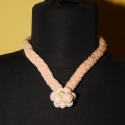 Noori 001, Esküvő, Ékszer, óra, Ruha, divat, cipő, Nyaklánc, Fonás (csuhé, gyékény, stb.), Újrahasznosított alapanyagból készült termékek, A barack színű nyaklánc 3 cm hosszú medálját újrahasznosított textilből készítettem el. A rugalmas, ..., Meska
