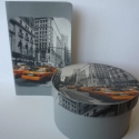 New York készlet - ládikó és füzet, Férfiaknak, Dekoráció, Képeslap, album, füzet, Jegyzetfüzet, napló, naptár, Decoupage, szalvétatechnika, Festett tárgyak, Ha egy igazán különleges, egyedi füzetet és egy kerek dobozt szeretnél magadénak tudni, esetleg aján..., Meska