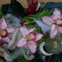 Lila - fehér orchidea asztaldísz gyertyával, Dekoráció, Otthon, lakberendezés, Kerámia, Virágkötés, Egyedi kézzel készített kompozíció agyagvirágokkal és gyertyával.A virágok speciális eljárássa agyag..., Meska