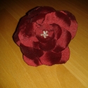 Virágos hajgumi, Ruha, divat, cipő, Hajbavaló, Hajgumi, Mindenmás, Varrás, 9 cm átmérőjű virág hajgumi. Bordó selymes anyagból készült, közepén gyöngyökkel, hátulján hajgumiva..., Meska