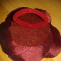 Virágos hajgumi, Ruha, divat, cipő, Hajbavaló, Hajgumi, Mindenmás, Varrás, 9 cm átmérőjű virág hajgumi. Bordó selymes anyagból készült, közepén gyöngyökkel, hátulján hajgumiva..., Meska