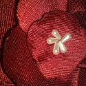 Virágos hajgumi, Ruha, divat, cipő, Hajbavaló, Hajgumi, Mindenmás, Varrás, 9 cm átmérőjű virág hajgumi. Bordó selymes anyagból készült, közepén gyöngyökkel, hátulján hajgumiva..., Meska