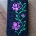 Iphone 4/ 4S  szilikontok keresztszemes hímzéssel, Magyar motívumokkal, Hímzés, Varrás, Egyedivé tehetjük telefonunk kézzel hímzett szilikon tokkal.
Beregi rózsák virítanak a fekete szilik..., Meska