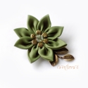 Zöld textil virággal díszített mini bross, Ékszer, óra, Bross, kitűző, Ékszerkészítés, Varrás, Zöld textilből készült virág, csiszolt gyönggyel, bronz színű kitűző alapon, bronz levéllel.
A virág..., Meska