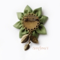 Zöld textil virággal díszített mini bross, Ékszer, óra, Bross, kitűző, Ékszerkészítés, Varrás, Zöld textilből készült virág, csiszolt gyönggyel, bronz színű kitűző alapon, bronz levéllel.
A virág..., Meska