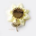 Halvány sárga textil virággal díszített mini bross, Ékszer, óra, Bross, kitűző, Varrás, Halvány sárga textilből készült virág, csiszolt gyönggyel, bronz színű kitűző alapon, bronz levéllel..., Meska