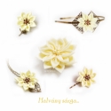 Halvány sárga textil virággal díszített mini bross, Ékszer, óra, Bross, kitűző, Varrás, Halvány sárga textilből készült virág, csiszolt gyönggyel, bronz színű kitűző alapon, bronz levéllel..., Meska