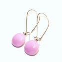 Rózsaszín hosszú üveg lógó, Ékszer, óra, Fülbevaló, A fülbevaló kézzel készült, üvegből. Hosszabb, ezüst színű fém akasztón lóg. Teljes hossza 5 cm. ..., Meska