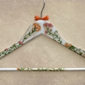 Vállfa indás virágmintával, Otthon, lakberendezés, Dekoráció, Decoupage, szalvétatechnika, Szalvétatechnikával díszített fa vállfa, szatén masnival.

Remek ajándék szülinapra, névnapra vagy b..., Meska