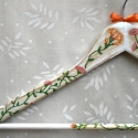 Vállfa indás virágmintával, Otthon, lakberendezés, Dekoráció, Decoupage, szalvétatechnika, Szalvétatechnikával díszített fa vállfa, szatén masnival.

Remek ajándék szülinapra, névnapra vagy b..., Meska