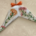 Vállfa indás virágmintával, Otthon, lakberendezés, Dekoráció, Decoupage, szalvétatechnika, Szalvétatechnikával díszített fa vállfa, szatén masnival.

Remek ajándék szülinapra, névnapra vagy b..., Meska