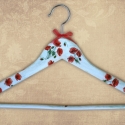 Pipacsos vállfa , Dekoráció, Otthon, lakberendezés, Decoupage, szalvétatechnika, Szalvétatechnikával díszített fa vállfa, organza masnival.

Remek ajándék szülinapra, névnapra vagy ..., Meska