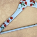 Pipacsos vállfa , Dekoráció, Otthon, lakberendezés, Decoupage, szalvétatechnika, Szalvétatechnikával díszített fa vállfa, organza masnival.

Remek ajándék szülinapra, névnapra vagy ..., Meska