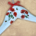 Pipacsos vállfa , Dekoráció, Otthon, lakberendezés, Decoupage, szalvétatechnika, Szalvétatechnikával díszített fa vállfa, organza masnival.

Remek ajándék szülinapra, névnapra vagy ..., Meska