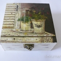 Ódon romantika, Dekoráció, Férfiaknak, Otthon, lakberendezés, Tárolóeszköz, Decoupage, szalvétatechnika, Régies hatású, koptatott fadoboz, pácolva, festve és mattra lakkozva.

Mérete:15x15x7 cm.

A postakö..., Meska