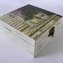 Ódon romantika, Dekoráció, Férfiaknak, Otthon, lakberendezés, Tárolóeszköz, Decoupage, szalvétatechnika, Régies hatású, koptatott fadoboz, pácolva, festve és mattra lakkozva.

Mérete:15x15x7 cm.

A postakö..., Meska