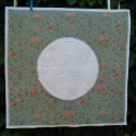 Terítő, Dekoráció, Dísz, Patchwork, foltvarrás, Mérete: 68x71Cm. A közepén a boutis minta 35 cm átmérőjű kör,fehér puplin anyagból, kézzel tűzve. Kö..., Meska